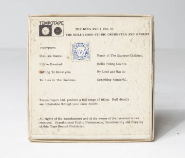 Londra, İngiltere, 05 / 05 / 2020 Kral ve ben, beyaz bir stüdyo arka planında izole edilmiş, sinemanın eski film makarası, klasik klasik film ürünü.. 