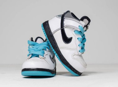 Londra, İngiltere, 05 / 05 / 202 Nike Air Dunk Lisesi 'nden yeni yürümeye başlayan çocuk ve çocuk çalıştırıcılar için Nike marka spor ayakkabıları. Nike Air Jordan basketbol ayakkabıları. Eski moda sokak modası..