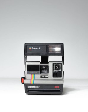 Londra, İngiltere, 05 / 09 / 2019 Bir retro polaroid 635 süper renkli fotoğraf makinesi hazır film yapımcısı. Retro hipster modaya uygun klasik festival kameraları. instagram fotoğrafçılığı renk seviyesini hisset.