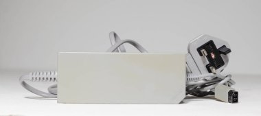 Londra, İngiltere 05 / 052019 Nintendo wii güç adaptör ünitesi beyaz izole bir arkaplanda. ikonik antika video oyun makinesi. 