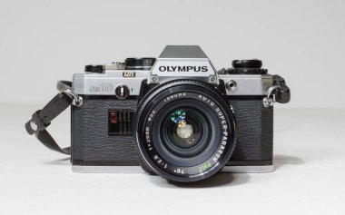London, uk 05 / 05 / 2018 A Retro vintage olympus om 10 35 mm tek mercek refleksi film kamerası ve lensler. Eski moda hipster kamerası gençlik kültürüne geri dönüyor..