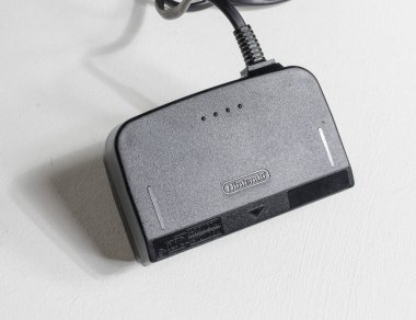 Londra, Birleşik Krallık 05 / 05 / 2020 Nintendo n64 konsol güç kaynağı bloğu beyaz izole bir zemin üzerinde. İkonik antika video oyun makinesi. Japon teknolojisi 
