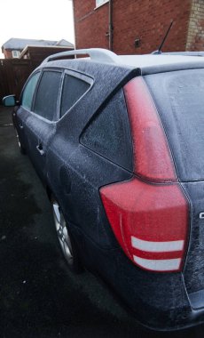 Dondurucu bir kış sabahı, dondurucu soğuk dokulu bir araba. Donmuş bir ön cam. Rüzgarlı dondurucu ortamda katı donmuş. Buzlu pencereler ve yolda siyah buz. eksi derece.                               