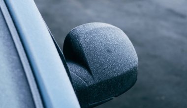 Dondurucu bir kış sabahı, dondurucu soğuk dokulu bir araba. Donmuş bir ön cam. Rüzgarlı dondurucu ortamda katı donmuş. Buzlu pencereler ve yolda siyah buz. eksi derece.                               