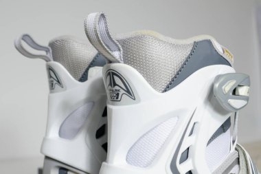 Londra, İngiltere, 02 / 02 / 20202 beyaz paten sfr kıvılcımları 8kw profesyonel fitness pisti paten, unisex. Sağlık ve Fitness plaj gezisi paten kayıyor. Kardiyo egzersiz patencileri.