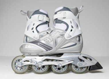 Londra, İngiltere, 02 / 02 / 20202 beyaz paten sfr kıvılcımları 8kw profesyonel fitness pisti paten, unisex. Sağlık ve Fitness plaj gezisi paten kayıyor. Kardiyo egzersiz patencileri.