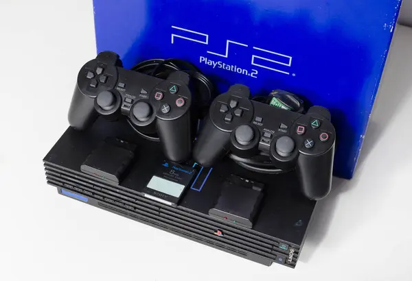 Londra, İngiltere, 07 / 05 / 2020 Oyunları ve kontrolleri olan orijinal bir siyah sony playstation 2 konsolu. PS2 retro video oyun konsolu. Pırıl pırıl bir vintage konsol. Sonys oyun donanım birimi izole 