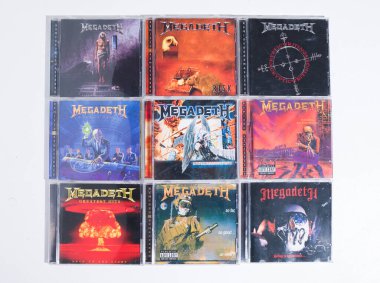 Kent, UK 01.01.2023 Death Heavy Metal Megadeath CD koleksiyonu. Beyaz arka planda klasik rock müzik CD 'si koleksiyonu.