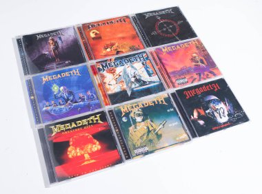 Kent, UK 01.01.2023 Death Heavy Metal Megadeath CD koleksiyonu. Beyaz arka planda klasik rock müzik CD 'si koleksiyonu.