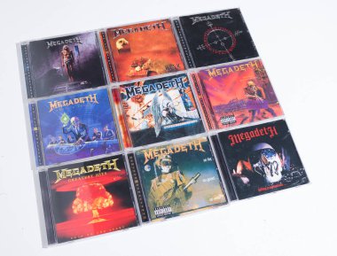 Kent, UK 01.01.2023 Death Heavy Metal Megadeath CD koleksiyonu. Beyaz arka planda klasik rock müzik CD 'si koleksiyonu.