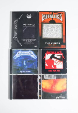 Kent, UK 01.01.2023 Death Heavy Metallica CD koleksiyonu. Beyaz arka planda klasik rock müzik CD 'si koleksiyonu.