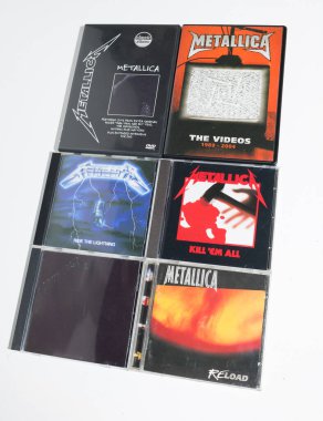 Kent, UK 01.01.2023 Death Heavy Metallica CD koleksiyonu. Beyaz arka planda klasik rock müzik CD 'si koleksiyonu.