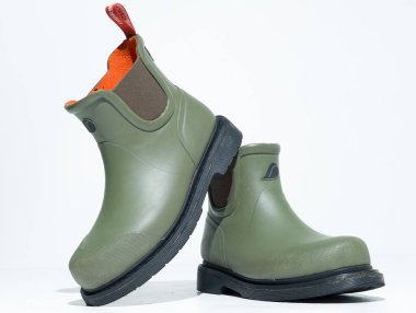 Kent, UK, 01.01.2024 bir çift yeşil didrikson su geçirmez Vinga Rain Boot Wellington ayakkabısı için iyi yapılmış. Kışın ve yağmurda su geçirmez yürüyüş ve yürüyüş. 
