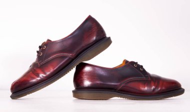 Kent, Birleşik Krallık 01.01.2023 Kadın Dr. Martens Brook Koyu ten AW501 Ayakkabı. Nadir bulunan burgandy bronz renkleri moda punk tarihi İngilizler deri ayakkabılar yaptı. Dr. Martens bağlanma tabanlı hava takımı. 
