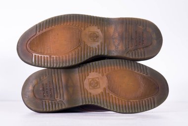 Kent, Birleşik Krallık 01.01.2023 Kadın Dr. Martens Brook Koyu ten AW501 Ayakkabı. Nadir bulunan burgandy bronz renkleri moda punk tarihi İngilizler deri ayakkabılar yaptı. Dr. Martens bağlanma tabanlı hava takımı. 