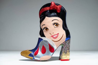 Kent, UK 01.01.2023 Düzensiz Seçim Kadınlar Disney Hala En Güzel Pamuk Prenses ve Kötü Kraliçe. Topuklu Ayakkabılar Ünlü ikonik Disney Karakterleri Pamuk Prenses ve Yedi Cüceler.