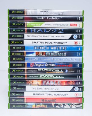 Kent, uk 01.01.2023. Kullanılmış büyük bir Xbox video oyun kutuları ve DVD oyunları yığını. Microsoft xbox ev atari sistemi video oyunları. Klasik video oyunu.