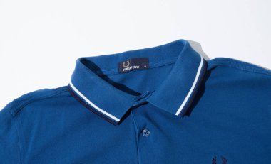 Kent, UK, 01.01.2023 klasik Fred Perry Pamuk fanila antika polo tişörtü. İngiliz ikonik moda etiketi tişörtü. Sokak giysisi ve tenis kıyafeti 