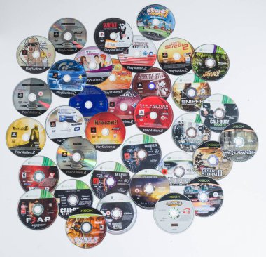Kent, Uk 01.01.2023 Beyaz arka planda retro klasik Playstation 2 video oyun diskleri koleksiyonu. Orijinal Playstation oyun konsolu makine oyunları. DVD disk oyunları
