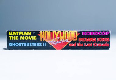 Kent, UK, 01.01.2024 Hollywood koleksiyonu zx spektrum okyanus kartı kutusu 4 oyun derleme batörü, robocop, Indiana Jones, hayalet avcıları 2. Retro vintage video oyunları.