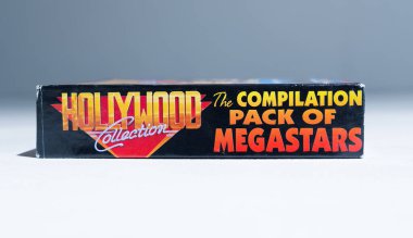 Kent, UK, 01.01.2024 Hollywood koleksiyonu zx spektrum okyanus kartı kutusu 4 oyun derleme batörü, robocop, Indiana Jones, hayalet avcıları 2. Retro vintage video oyunları.