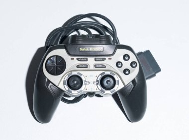Kent, Uk 01.01.2023 Saitek PX2500 ps2 Playstation antika retro kontrol pedi. ps2 ve sony playstation pad.