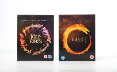 Kent, uk 01.01.2023 The Hobbit Motion Picture & Lord of the ring trilogy BLU RAY Boxset on a white background. Fantezi ejderhaları ve yaratıklar sinematik klasik film serisi.