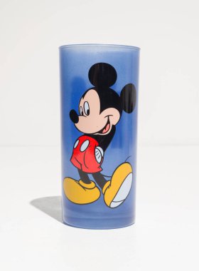 Kent, UK, 01.01.2023 Disney Mickey Mouse, Disney mağazasından mavi içki bardağı. Özel nadir bulunan bir mahsul. Geçmişten kalan Disney hatıraları. Klasik Disney nesnesi