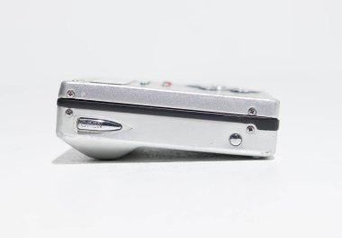 Kent, UK 01.01.2024 Sony MZ R70 taşınabilir mini disk çalar ve kontrol ünitesi. Antika, taşınabilir, modası geçmiş teknoloji. Japon müzik teknolojisi..