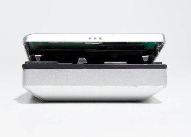 Kent, UK 01.01.2024 Sony MZ R70 taşınabilir mini disk çalar ve kontrol ünitesi. Antika, taşınabilir, modası geçmiş teknoloji. Japon müzik teknolojisi..