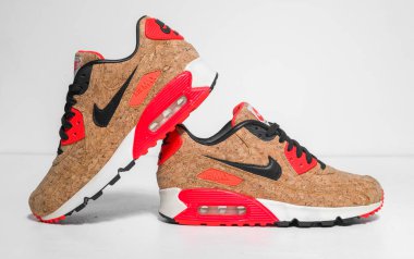 Kent, uk, 01.01.2023 Hakiki Otantik Nike Air Max 90. Yıldönümü Cork sınırlı üretimi. Nike Air maksimum retro klasik spor ayakkabıları. Nike sporu ve sokak sporu şık spor ayakkabılar giyer.