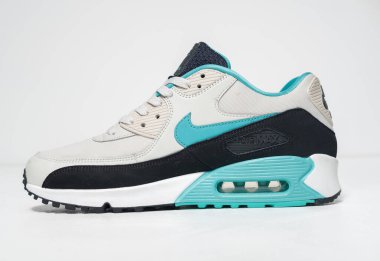 Kent, uk, 01.01.2023 Hakiki Otantik Nike hava maksimum 90 temel hafif kemik turkuazı. Nike Air maksimum retro klasik spor ayakkabıları. Nike sporu ve sokak sporu şık spor ayakkabılar giyer.
