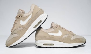 Kent, Uk 01.01.2023 Desert Ore Nike hava maksimum 1 retro klasik spor ayakkabıları. Nike sporu ve sokak sporu şık spor giysileri giyer. Nike Hava Azami.