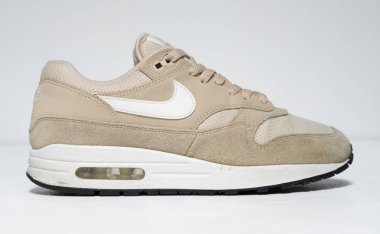 Kent, Uk 01.01.2023 Desert Ore Nike hava maksimum 1 retro klasik spor ayakkabıları. Nike sporu ve sokak sporu şık spor giysileri giyer. Nike Hava Azami.