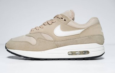 Kent, Uk 01.01.2023 Desert Ore Nike hava maksimum 1 retro klasik spor ayakkabıları. Nike sporu ve sokak sporu şık spor giysileri giyer. Nike Hava Azami.