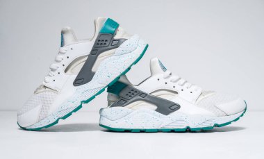 Kent, Uk 01.01.2023 Huarache Nike Air Huarache 2014 Beyaz Turbo Green. Nik Air koşu ayakkabıları beyaz izole bir arkaplanda.