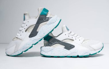 Kent, Uk 01.01.2023 Huarache Nike Air Huarache 2014 Beyaz Turbo Green. Nik Air koşu ayakkabıları beyaz izole bir arkaplanda.