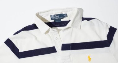 Kent, UK, 01.01.2023 vintage polo Ralph Lauren tişört boyutu küçük çizgili yatay 1990 'ların mavi beyaz logosu. resmi tasarımcı polo ürünleri.