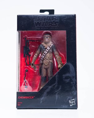Kent, Uk 01.01.2023 Yıldız Savaşları 3.75 inçlik siyah dizi Chewbacca Disney ve Hasbro Star Wars figürlerini uyandırır. Chewbaccas silahıyla kutulanmış..