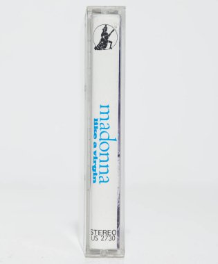 Kent, Uk 01.00 .2023. Bakire bir Malezyalı gibi eski bir ses kaydı. 1980 'lerin nostaljik müzik kaseti. eskimiş ortam biçimi.