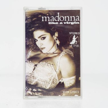 Kent, Uk 01.00 .2023. Bakire bir Malezyalı gibi eski bir ses kaydı. 1980 'lerin nostaljik müzik kaseti. eskimiş ortam biçimi.