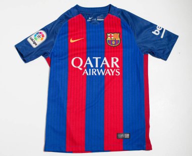 Kent, UK 01.01.2023 Kids Barcelona Futbol Kulübü Home 2016-2017 Avrupa Futbol Gömleği İspanya Futbol Kulübü. Antika futbol kulüpleri ana kara Avrupa.