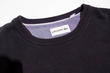 Kent, UK, 01.01.2023 vintage 1990s% 100 pamuk Lacoste Logo süveteri küçük erkekler mavi 38 inç göğüs. Klasik kulaktan ikonik sokak giysisi.