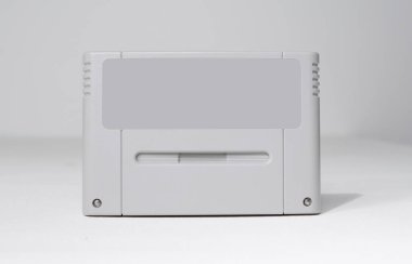 Kent, uk, 01.01.2023 Model retro vintage süper nintendo eğlence sistemi için boş beyaz arka planda izole edilmiş SNES konsol oyun kartuşu. ikonik 1980 'ler 