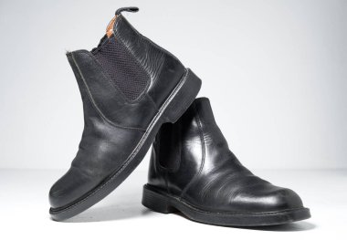 Londra, İngiltere, 05 / 05 / 2019 Aktrak mens siyah deri elastik çizme tarihi punk tarihi İngiliz yapımı deri botlar. Dr. Martens bağlanma tabanları ile hava savaşı yapıyor. Sonuna kadar inşa edildi. 