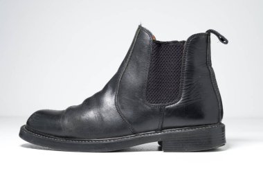 Londra, İngiltere, 05 / 05 / 2019 Aktrak mens siyah deri elastik çizme tarihi punk tarihi İngiliz yapımı deri botlar. Dr. Martens bağlanma tabanları ile hava savaşı yapıyor. Sonuna kadar inşa edildi. 