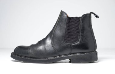 Londra, İngiltere, 05 / 05 / 2019 Aktrak mens siyah deri elastik çizme tarihi punk tarihi İngiliz yapımı deri botlar. Dr. Martens bağlanma tabanları ile hava savaşı yapıyor. Sonuna kadar inşa edildi. 