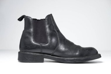 Londra, İngiltere, 05 / 05 / 2019 Aktrak mens siyah deri elastik çizme tarihi punk tarihi İngiliz yapımı deri botlar. Dr. Martens bağlanma tabanları ile hava savaşı yapıyor. Sonuna kadar inşa edildi. 