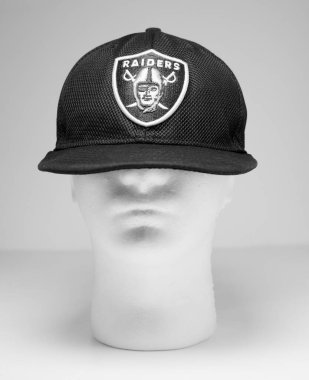 Kent, UK 01.01.2023 New Age mens 950 beysbol şapkalı Oakland Raiders black snapback hat small / medium Strap back Trucker Hat USA. Kullanım amaçlı yapılmış. Yeni bir çağ