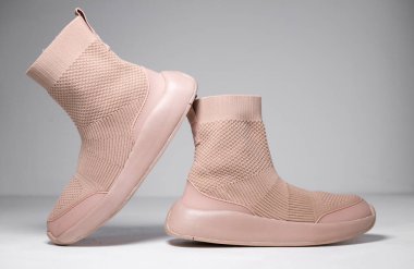 Kent, Uk 01.01.2023 Zara Kızları Pembe Çorap Usulü Örgü Spor Ayakkabı. Tıknaz, örgü ören yüksek botlar. Büyük, kalın pembe tabanlar. gençlik modası.